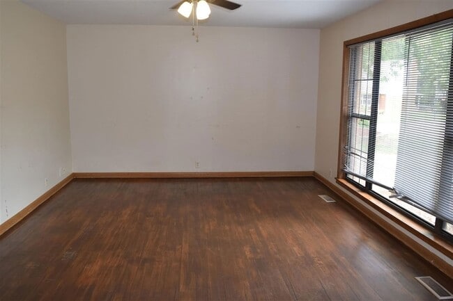 Building Photo - 721 W Lakeshore Dr