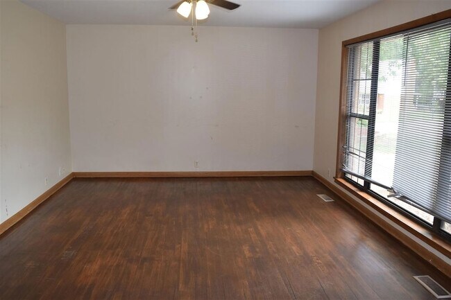 Foto del edificio - 721 W Lakeshore Dr