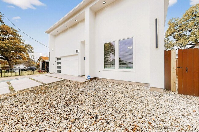 Building Photo - Modern 3 Bed, 3 Bath Home Near Downtown Dallas