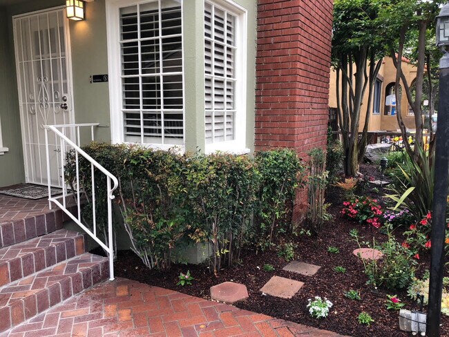 Building Photo - Santa Ana 3 Bedroom, 2 Bath House for Leas...