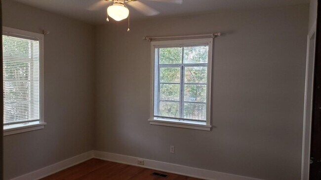 Building Photo - Adorable Summerville Cottage