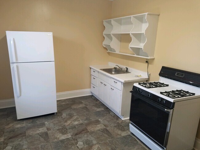 Kitchen - 1713 W Main St