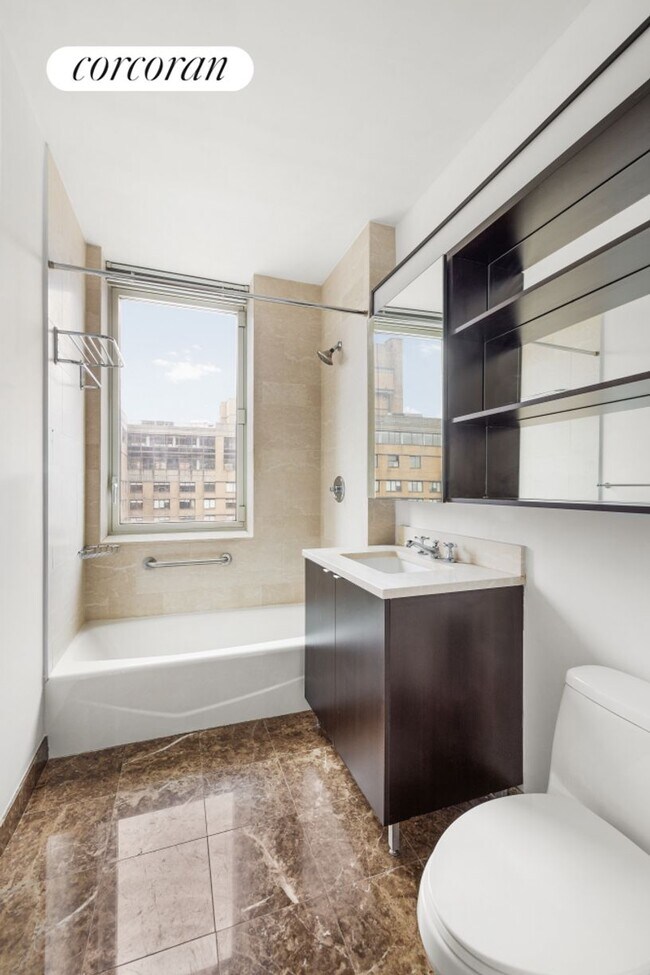 Building Photo - 215 E 96th St