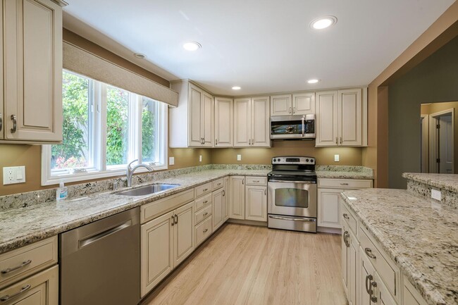 Foto del edificio - 5 Bedroom / 3 Bathroom House in Burlingame...