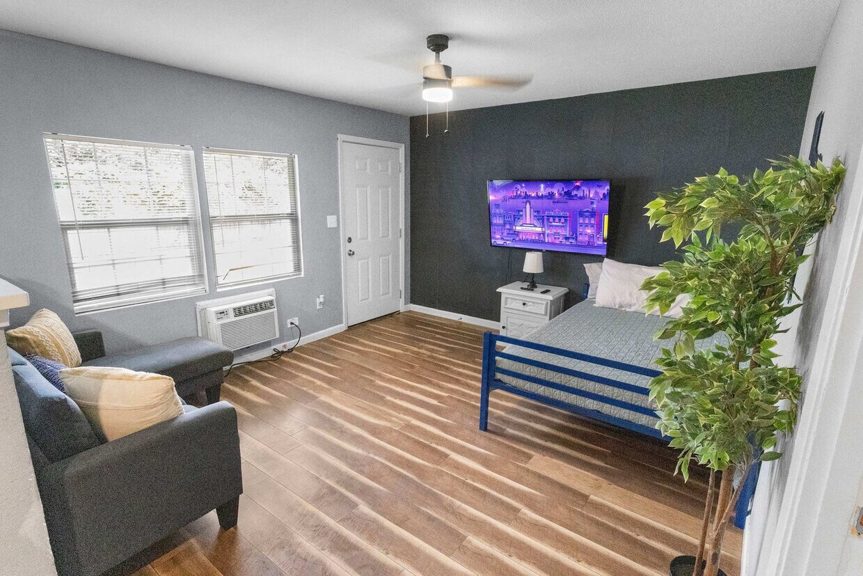 Foto principal - 7813 Detroit St