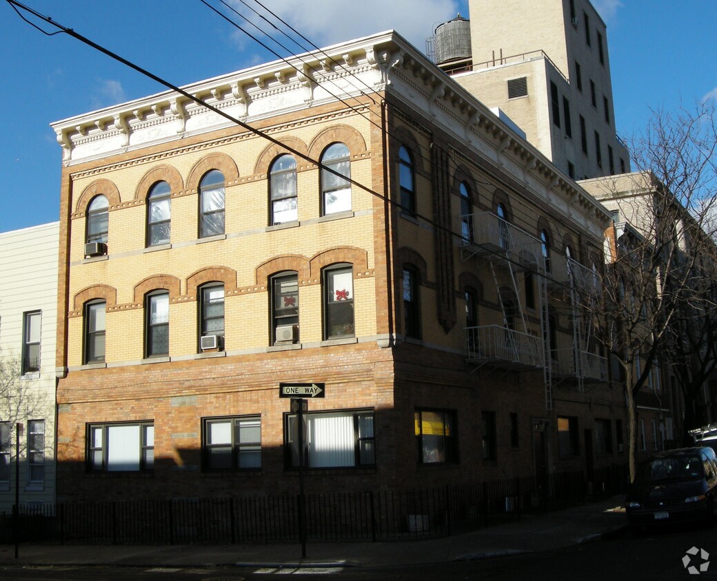 Primary Photo - 690 Fairview Ave