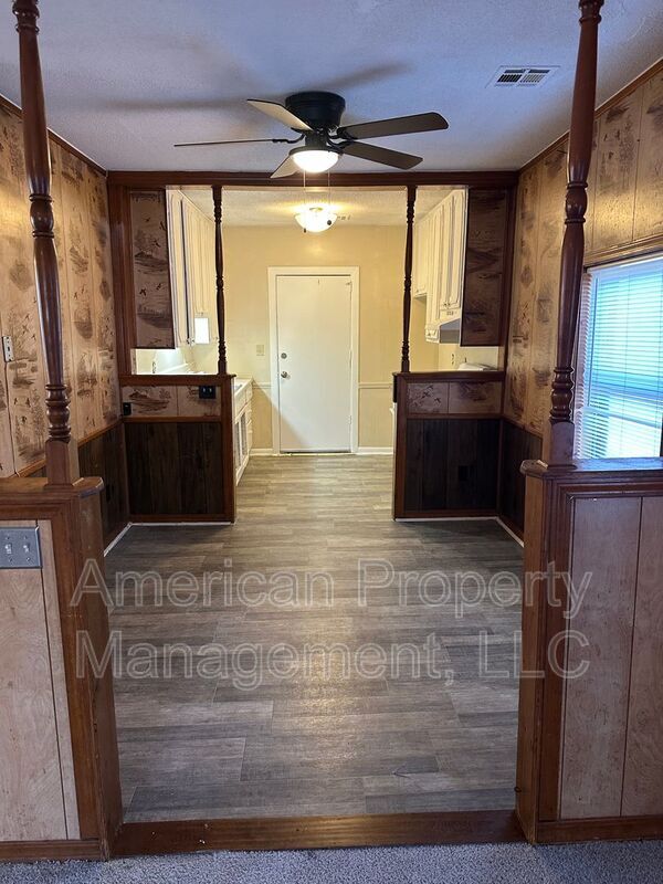 Building Photo - 1928 N Columbia Pl