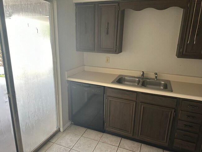 Building Photo - Great Half duplex in Irving!
