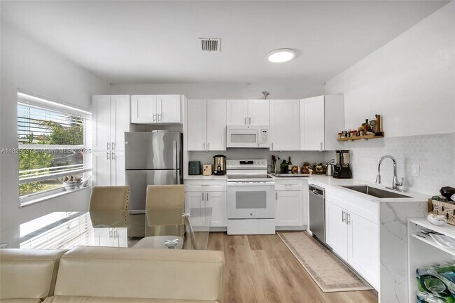 Foto del edificio - 754 NE 36th St