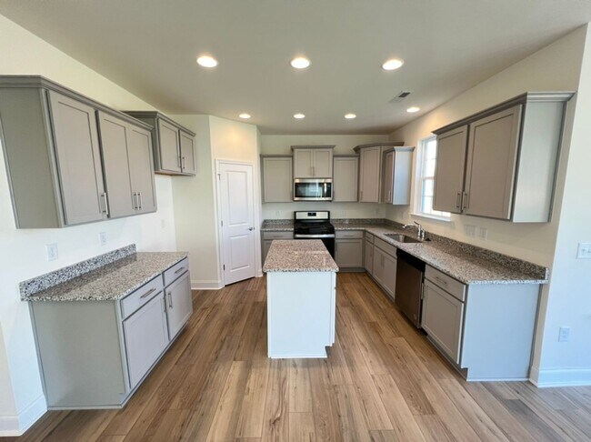 Building Photo - LIKE NEW 4 Bedroom Home w/ Ground Floor Be...