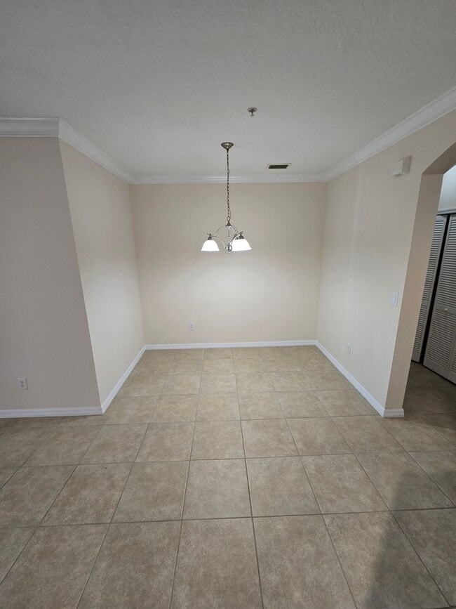 Building Photo - READY TO MOVE IN 2 BEDROOM 2 BATH CONDO IN WINDERMERE