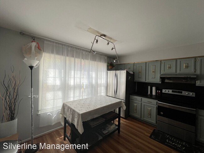 Building Photo - 4 br, 3.5 bath House - 15939 Yukon Lane Mo...