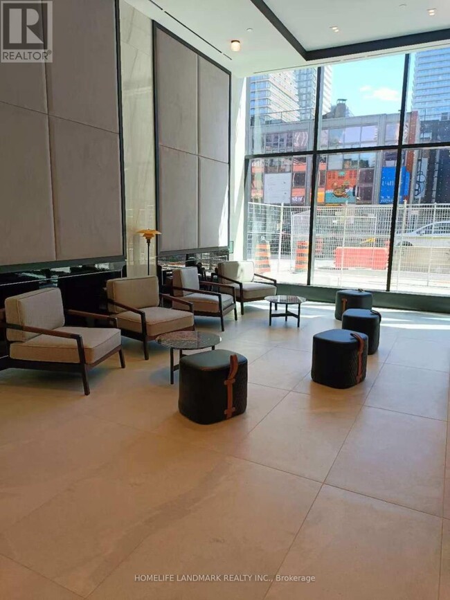 Photo du bâtiment - 8-3108 Wellesley St W