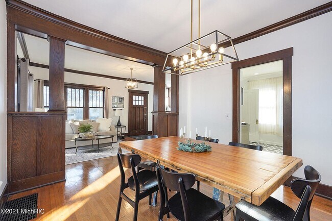 Foto del edificio - 127 Trowbridge St NE