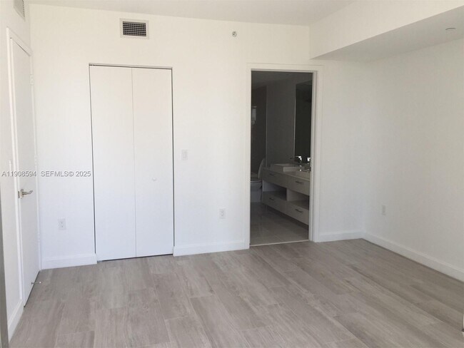 Foto del edificio - 45 SW 9th St