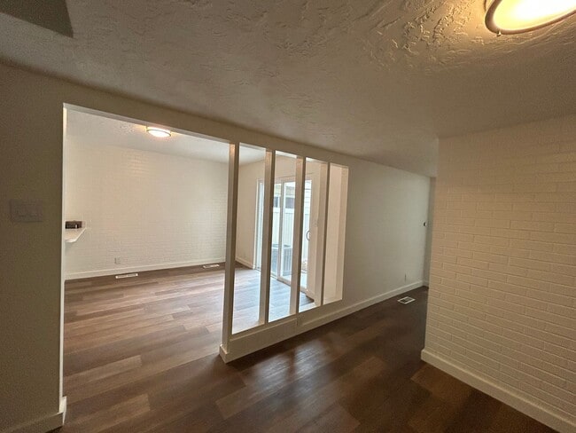 Building Photo - 4 Bedroom 3.5 Bathroom Townhome in Provo!