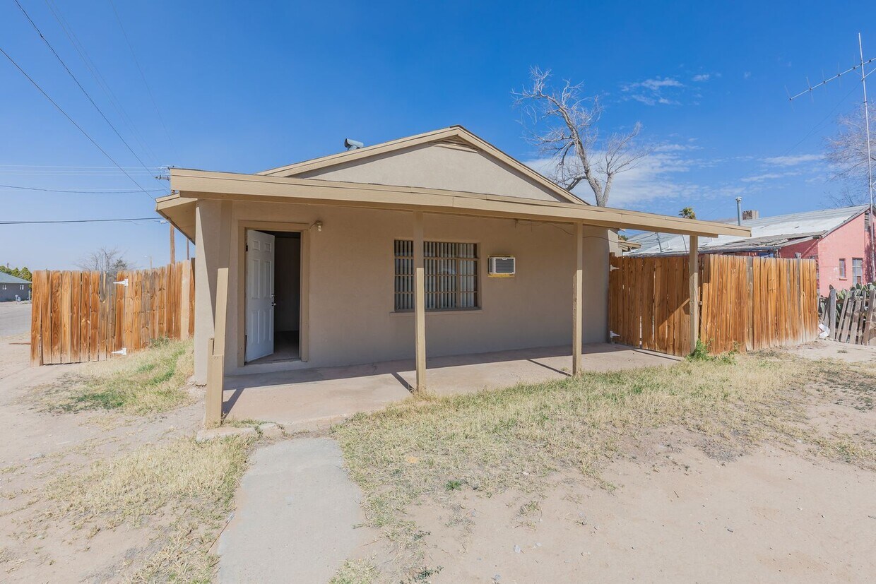 Foto principal - Cozy 2 Bed 1 Bath - Pets on Owner Approval!