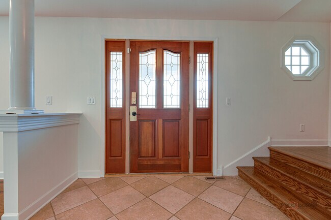 Foto del edificio - 813 Meadow Ln