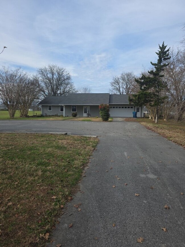 Building Photo - 2-Bedroom Handicap-Accessible Home with 3-Season Porch, Garage, and Large Yard