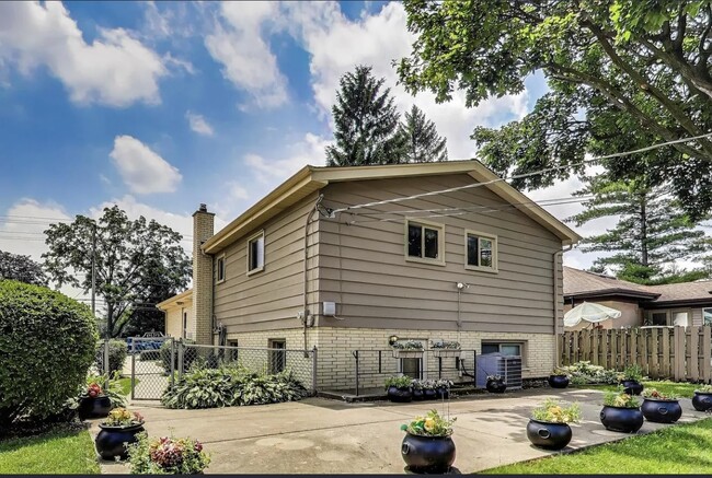 Building Photo - 1042 Central Rd