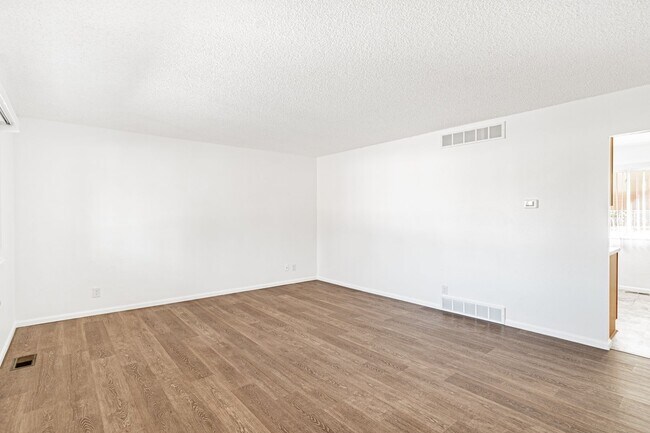 Building Photo - Gorgeous 4 Bed 2 Bath Home with Fully Fenc...