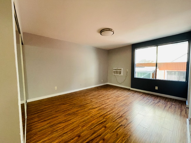 Foto del edificio - 7044 Hawthorn Ave