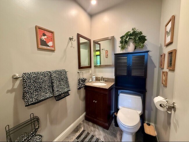 Foto del edificio - Hidden Gem – Remodeled 1 Bedroom in Monterey