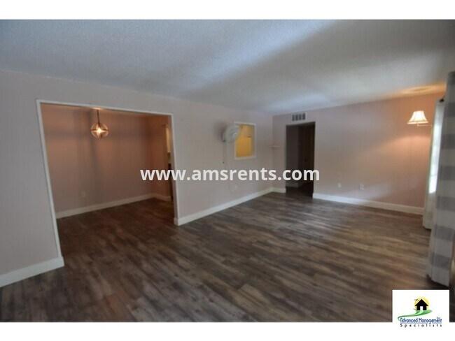 Foto del edificio - Peaceful second floor view