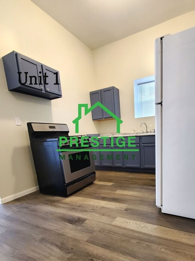 Building Photo - 3 Bedroom Apartment