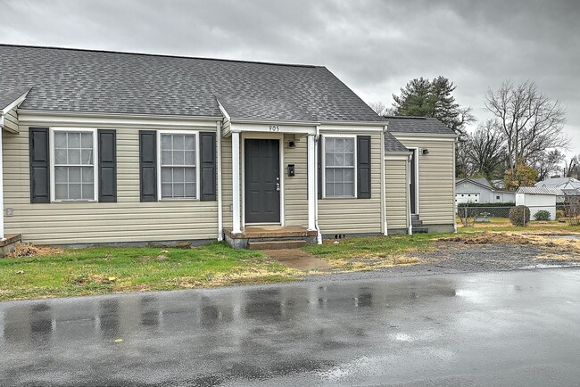 Building Photo - 905 College Ave, Bristol, TN