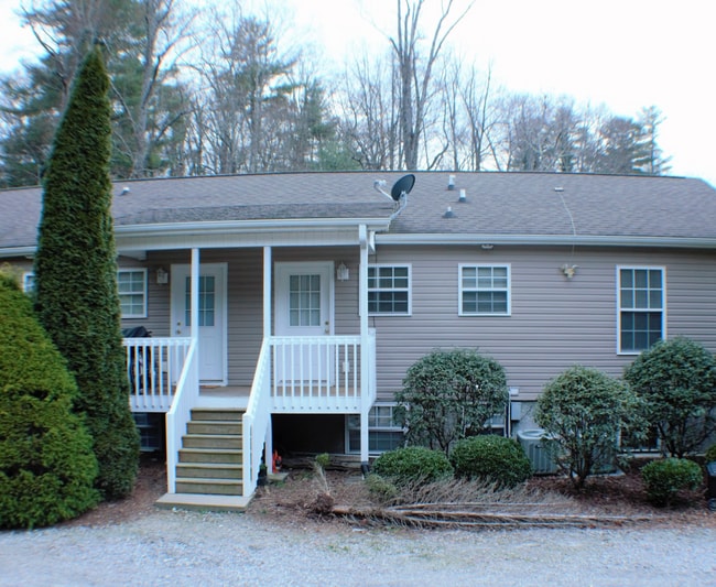 Building Photo - 2 bedroom 1 bath upper floor apartment.