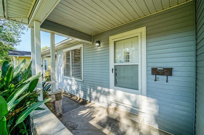 Building Photo - 1 E Southlawn Ave
