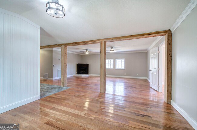 Building Photo - 838 Spring Place Rd NE