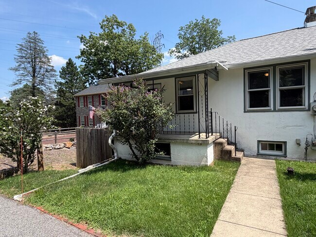 Building Photo - 607 Tabak Ave