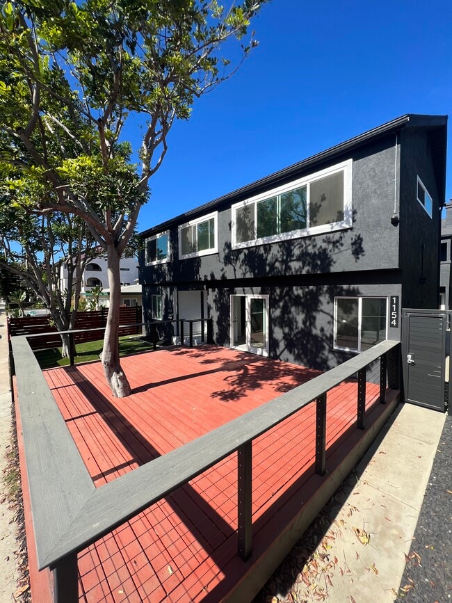 Steps from the beach / private deck - 1152 Pacific Beach Dr
