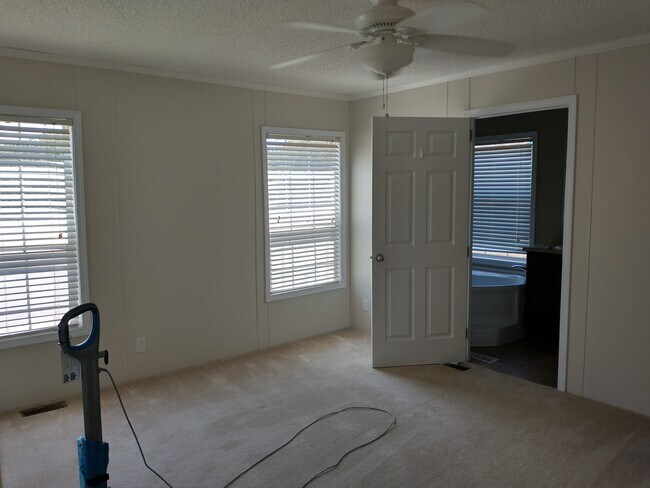 Building Photo - 10 Rising Sun Ln