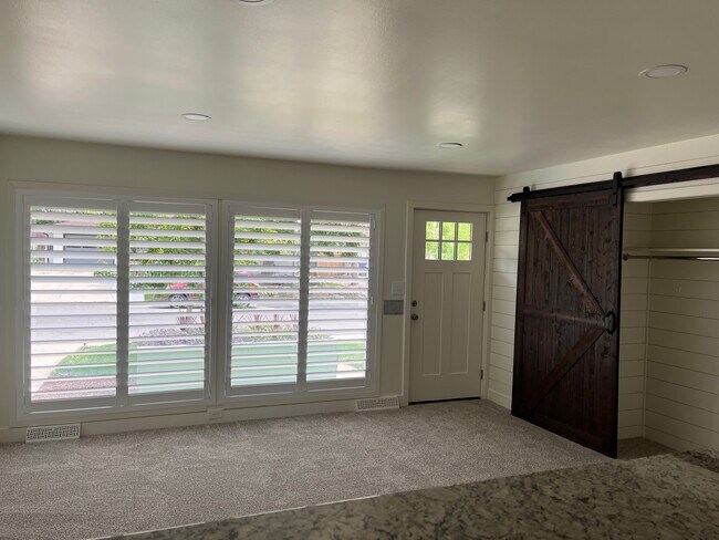 Foto del edificio - 8521 Crescent Dr