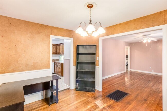 Building Photo - 211 W Lakeview Dr