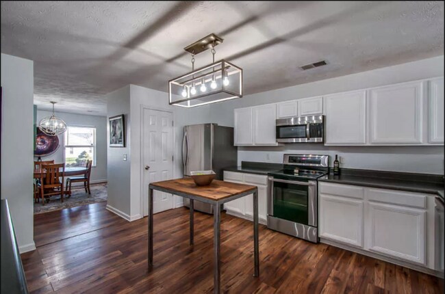 Building Photo - 2699 Sutherland Dr