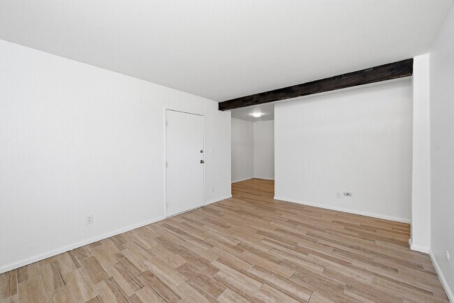 Foto del edificio - $1,220.95, $300.00 off the first month's rent, 1 Beds -  1 Bath, Condo in Lakewood with Shared Yard!