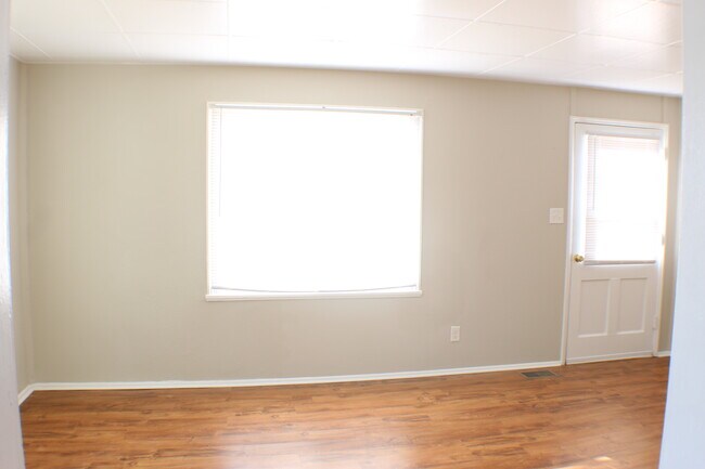 Sala de estar - 3502 N Sterling Ave