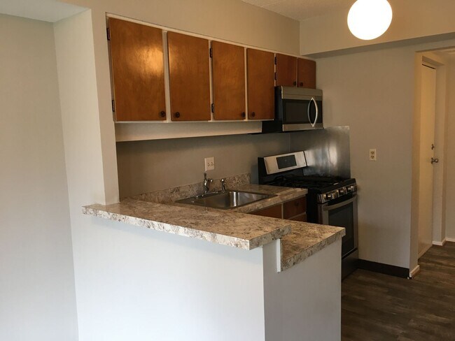 Building Photo - Quaint 1 BR Condo in Columbia with Sunroom!