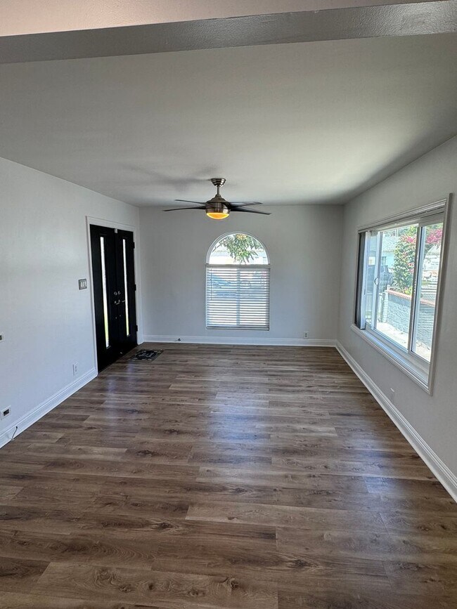 Foto del edificio - !! MOVE-IN SPECIAL !!  Bright Carson Front House Duplex with Modern Finishes