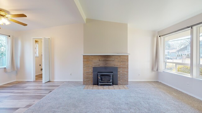 Foto del edificio - SeaTac rambler home -3 bedroom 1 bath with carport.  Fenced yard!!!  Available March 1st, 2026!