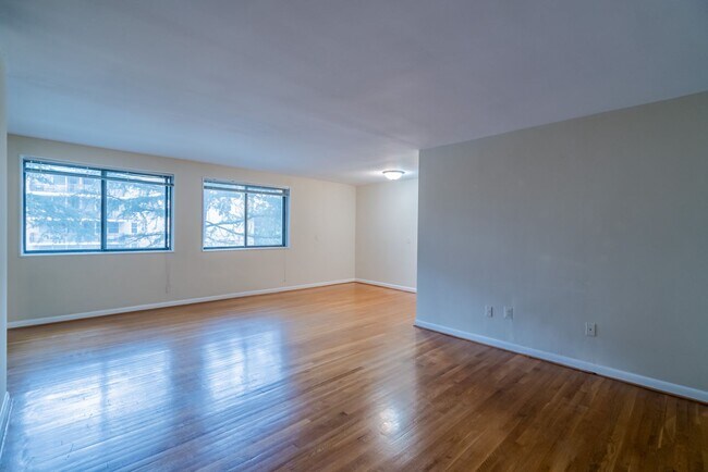Foto del edificio - Rare Large Efficiency (552 Sq Ft) Close To...