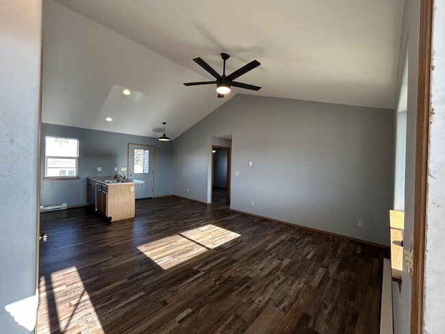 Foto del edificio - 2 Bed / 1 Bath Upstairs Condo with Garage. Convenient location