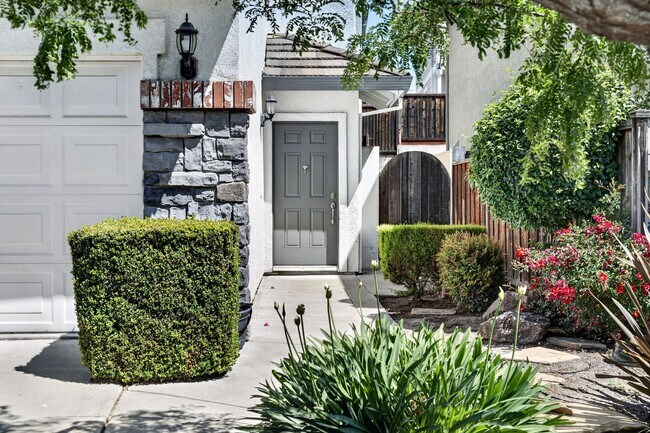 Foto del edificio - Renovated Court Location Beauty – Spacious 4BD Home Near Pleasant Hill!
