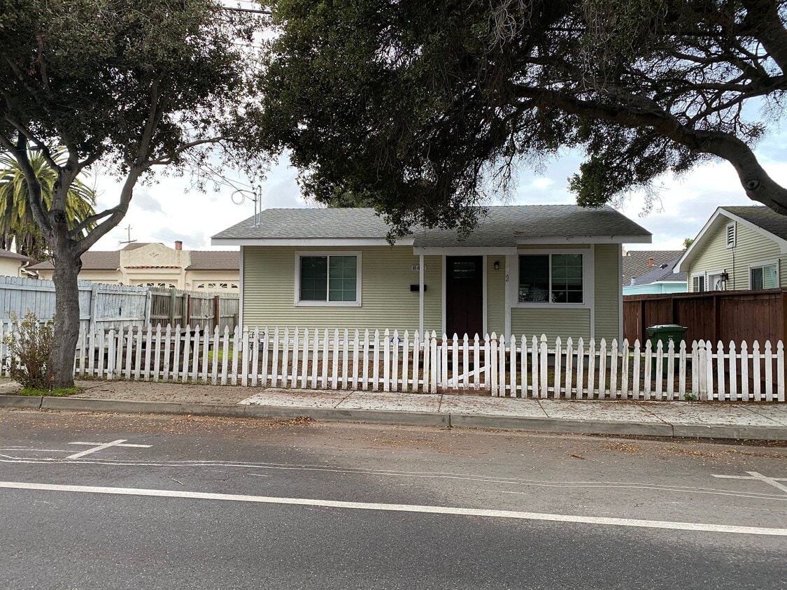 Primary Photo - Two bedroom one bath house walking distanc...