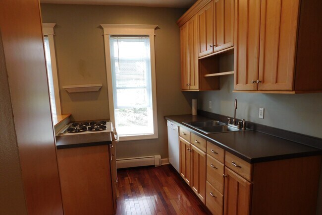 Kitchen - 916 Laurel Ave