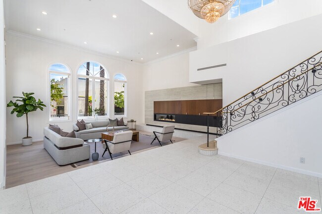 Building Photo - 107 N Doheny Dr